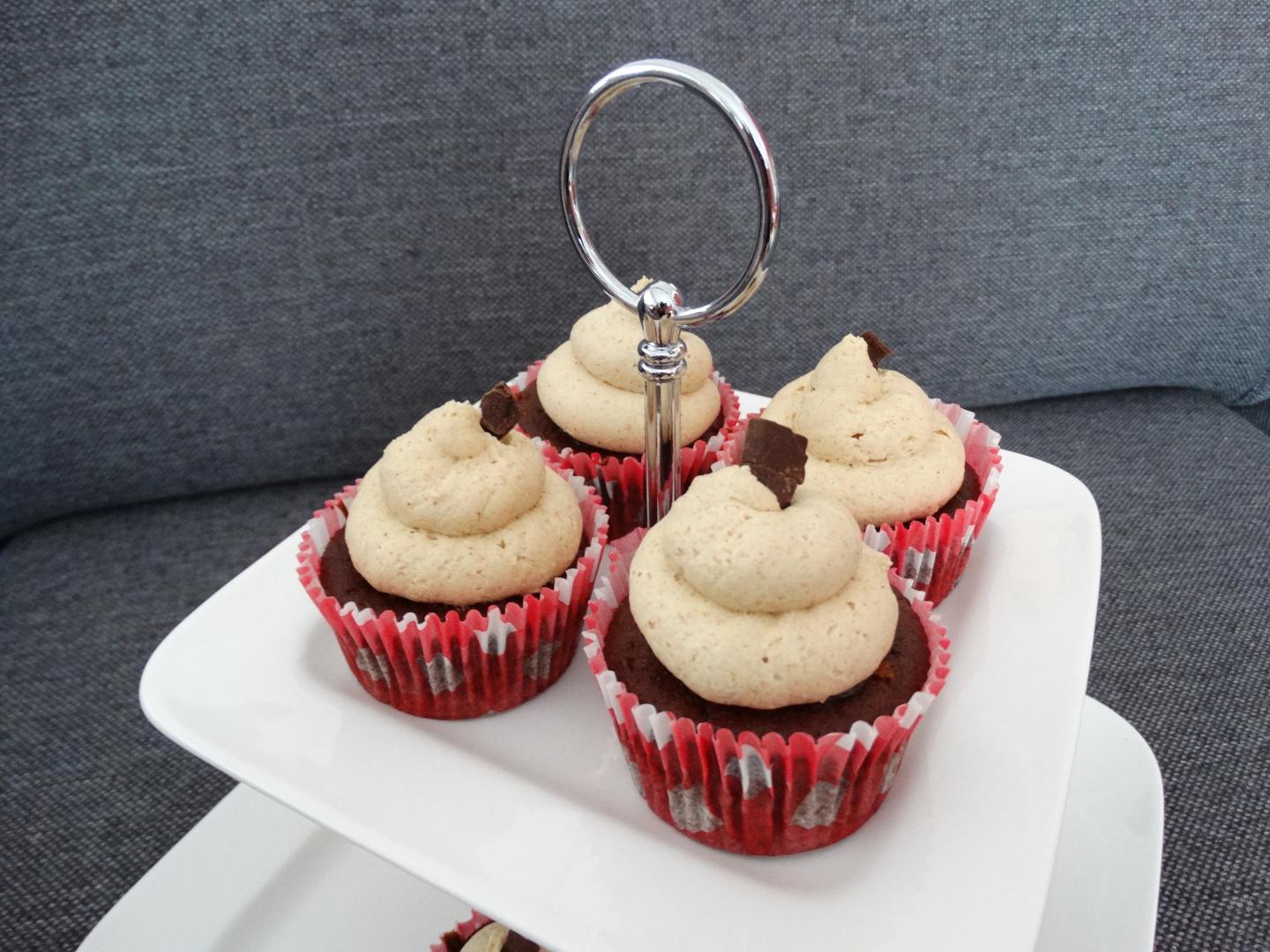 Chocoladepindakaas cupcakes met zachte vulling • Bake All Day